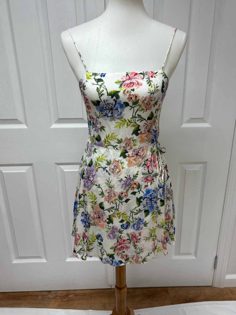 Alice‎ & Olivia Trixie Floral Spaghetti Strap Mini Dress - Size 2.